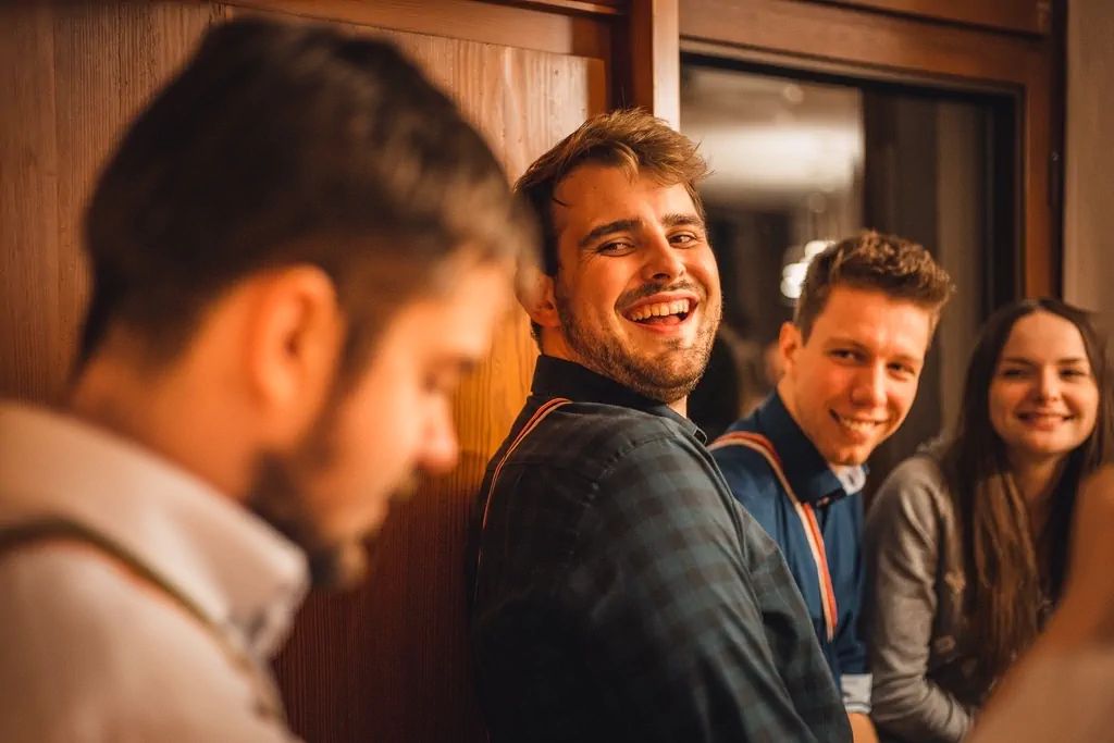 Balten lachen gemeinsam in geselliger Runde