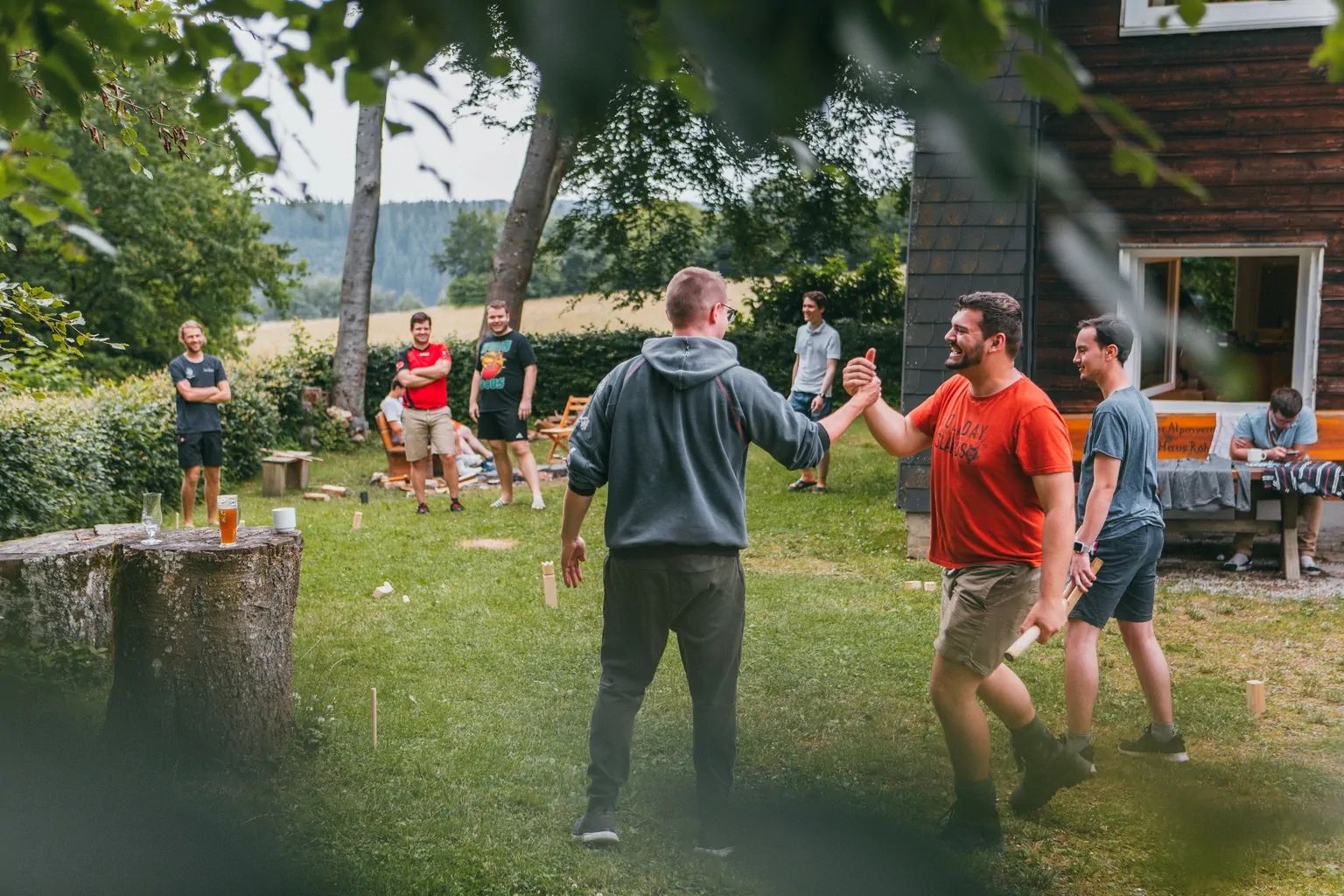 Balten beim Spiel im Freien an einer Hütte