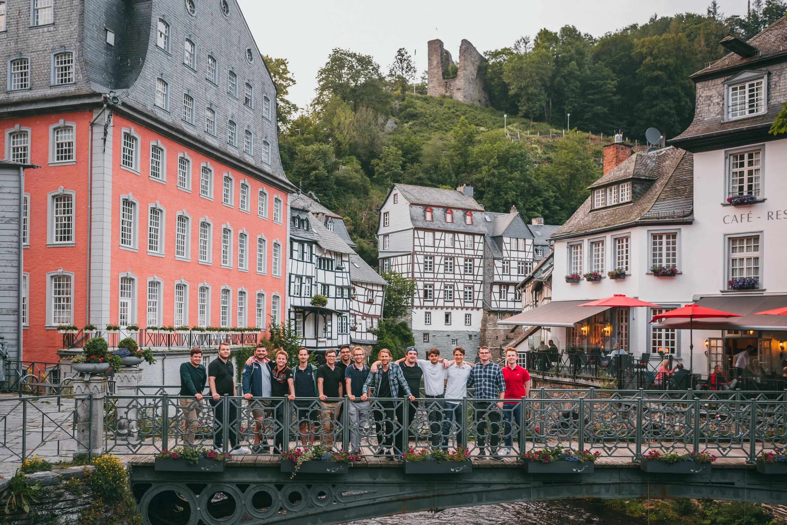 Gruppenfoto der Balten auf einer Brücke in Monschau